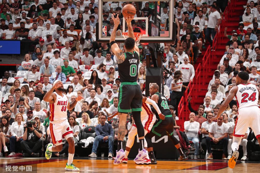 篮球比赛中 篮球比赛中